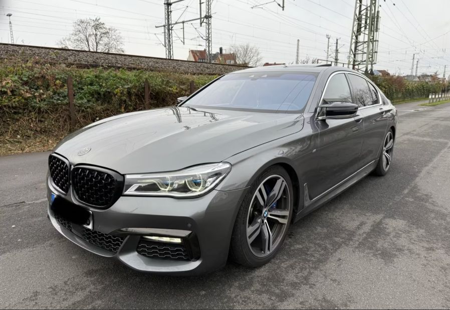 Auto auf Parkplatz: Originalfoto